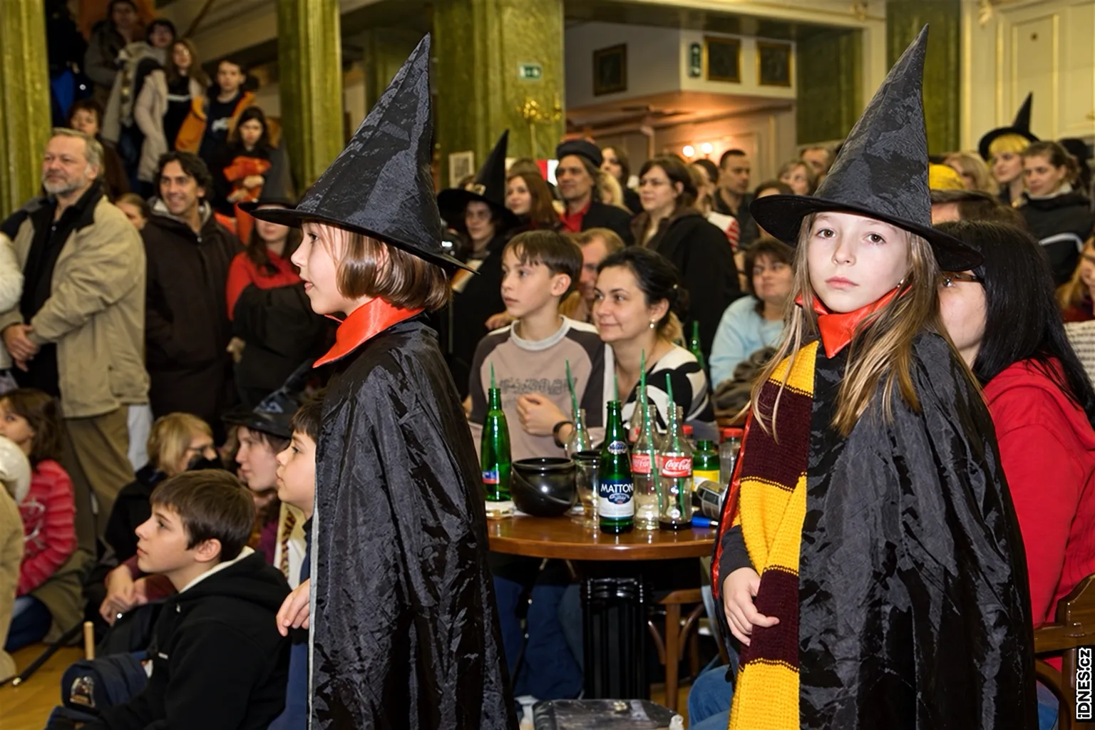 Diváci v kostýmech z Harry Pottera sledují program v knihkupectví před půlnočním uvedením knihy Fénixův řád