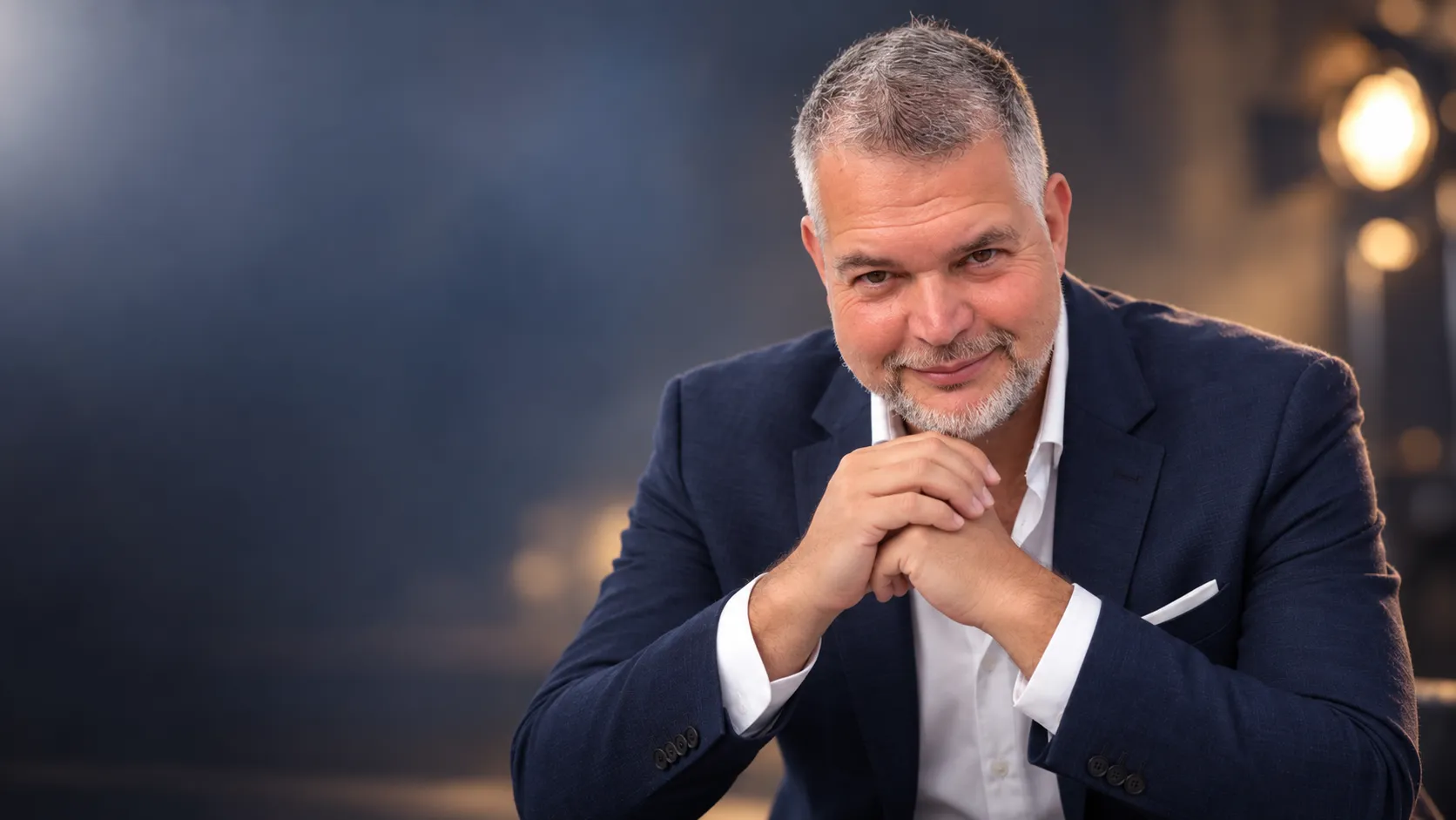 Tom Gryf v tmavě modrém obleku — profesionální portrét