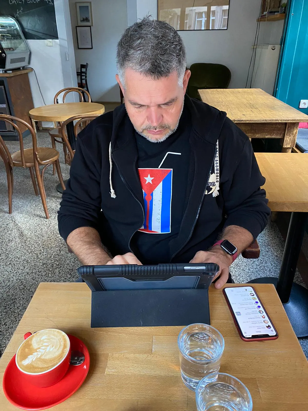 Tom Gryf při práci na tabletu v kavárně — příprava řešení pro klienta