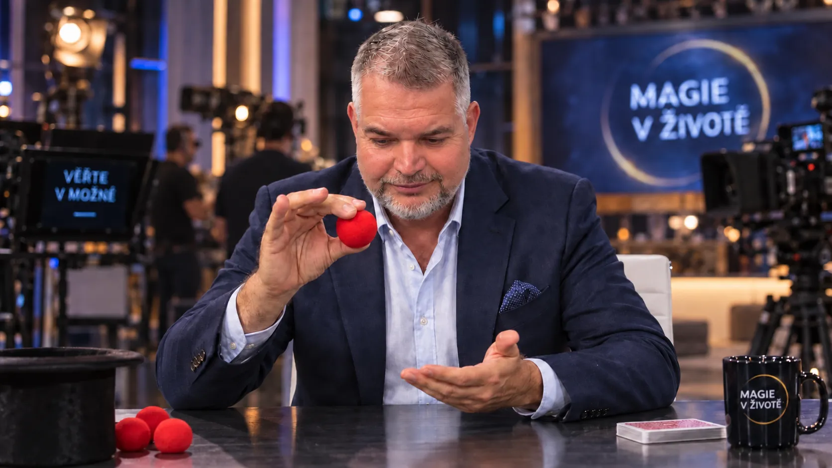 Tom Gryf v televizním studiu pořadu Magie v životě, v pozadí kamery a technika